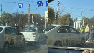 В Воронеже столкнулись иномарки с логотипами Uber и «Яндекс.Такси»