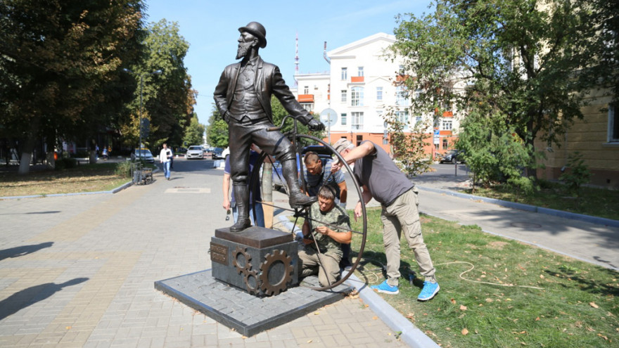 Памятнику Столлю в центре Воронежа спустя месяц вернули педаль
