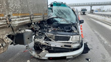 Mercedes попал в ДТП с грузовиком в Бобровском районе: 3 раненых