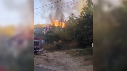 Частный дом вспыхнул в Коминтерновском районе Воронежа