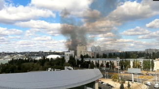 Воронежцев напугал густой чёрный дым в небе над городом: появилось видео