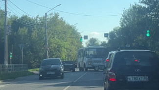 Автобус и легковушка столкнулись на улице Острогожской в Воронеже