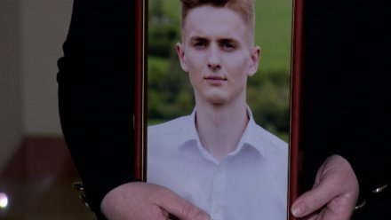 Мать убитого в Воронеже студента-медика не пустили в зал суда с портретом сына