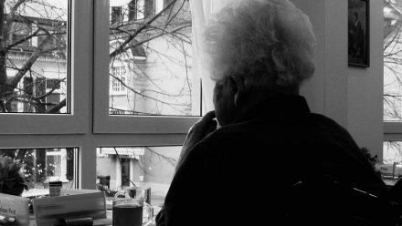 Испугавшаяся порчи 81-летняя воронежская старушка потеряла сбережения