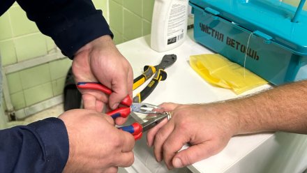 Воронежец едва не стал инвалидом из-за застрявших на пальце колец