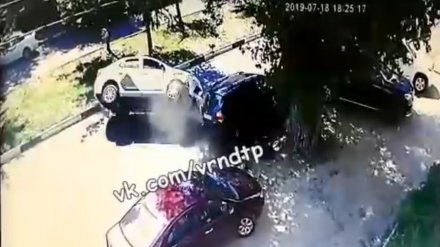 Воронежцы показали на видео момент ДТП с перевернувшимся такси