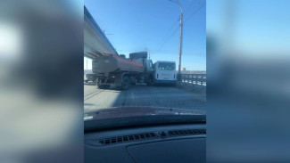 В Воронеже на Северном мосту столкнулись бензовоз и маршрутка