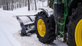 Утонувшие в снегу воронежцы забронировали все частные тракторы для расчистки дворов