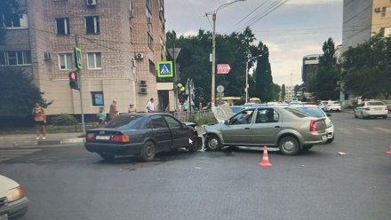 В Воронеже при столкновении двух иномарок пострадали 3 человека