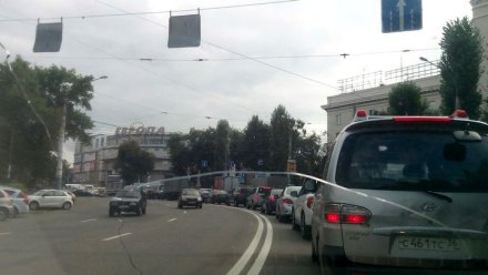 Неработающие светофоры парализовали движение в центре Воронежа