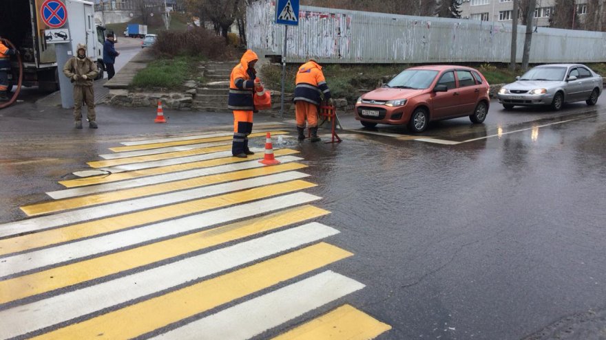 Часть домов и соцобъектов в центре Воронежа оставят без воды из-за «фонтана» на дороге