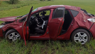 На трассе в Воронежской области опрокинулся автомобиль: есть пострадавшие