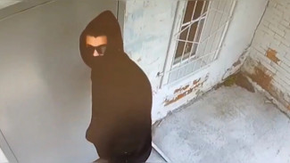 25-летнего воронежца сняли на видео во время кражи в отделении «Почты России»