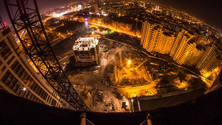 В Воронеже подросток упал с недостроенной многоэтажки при попытке сделать фото с друзьями