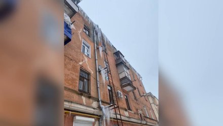 Воронежцы пожаловались на свисающие с крыши огромные сосульки