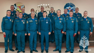 В Воронеже наградили сотрудников МЧС за тушение пожара на нефтебазах