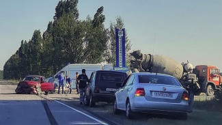 В Воронежской области водитель легковушки чудом выжил в ДТП с бетономешалкой