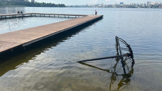 Старый пляжный зонт вытащили из воронежского водохранилища возле парка «Дельфин»