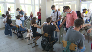 Воронежский госуниверситет доверил студентам измерять температуру на входе в вуз