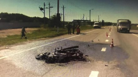 На трассе в Воронежской области мотоцикл влетел под фуру: погиб пассажир