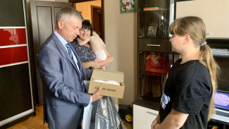 Депутат Госдумы передал форму и канцелярию многодетной воронежской семье и семье из ДНР