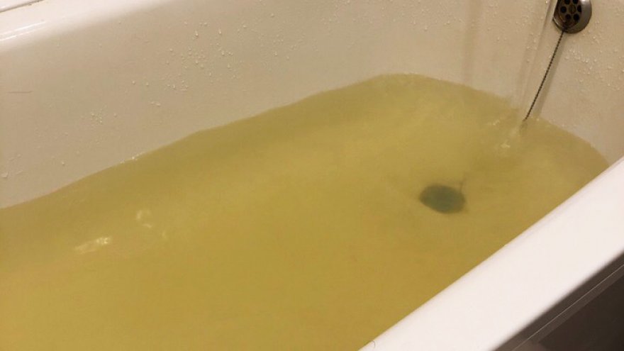 Воронежцы массово пожаловались на жёлтую воду с песком из кранов