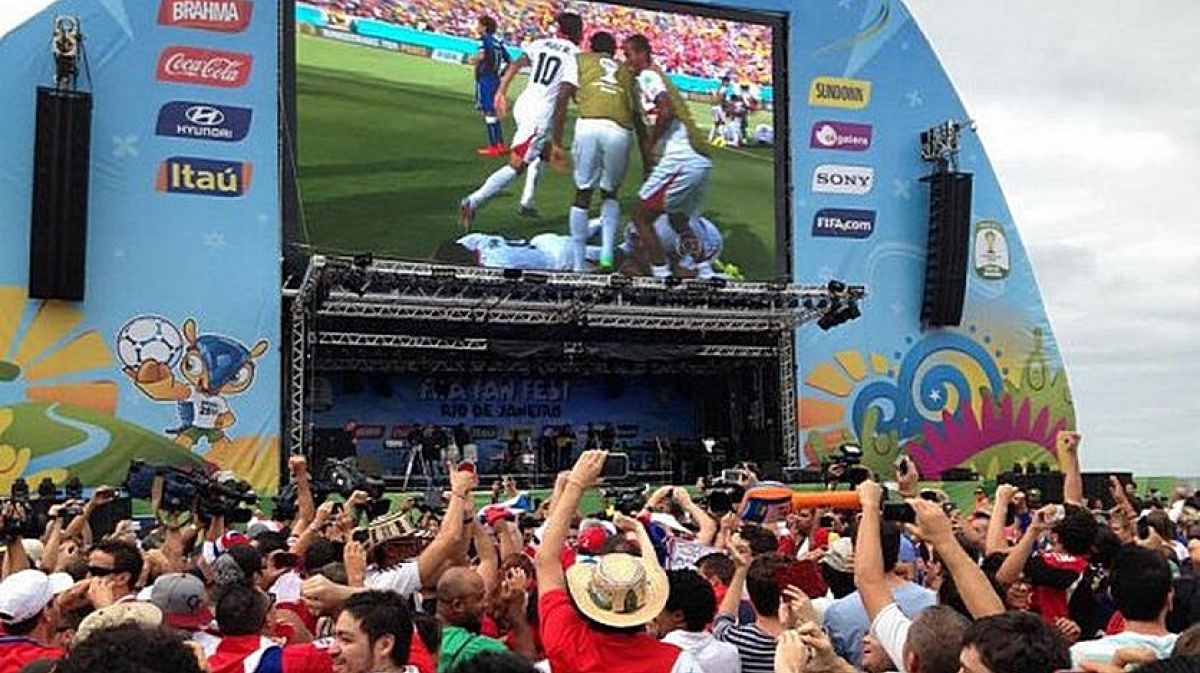 Большие экраны футбол. Экран на футбольном стадионе. Футбол на большом экране. Трансляция футбола на большом экране. Большой дисплей на стадионе.