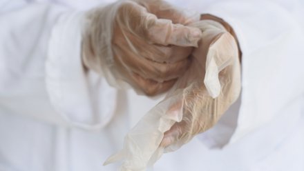 Главный инфекционист Минздрава назвал неэффективным ношение перчаток