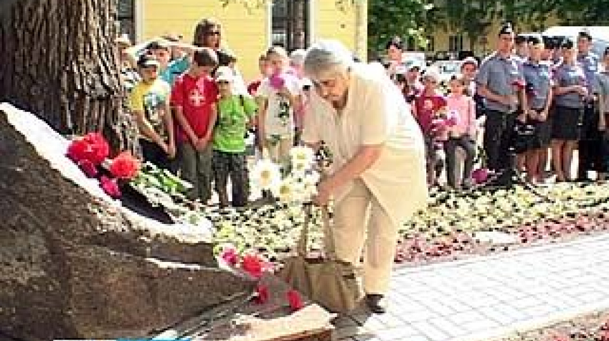 Бомбежка воронежа. Бомбардировка Воронежа. Памятник погибшим при бомбежке в Воронеже. Лутугинская Стелла погибших детей.