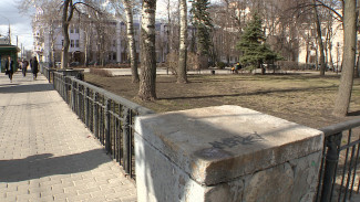 Забор из могильных плит нашли между мэрией Воронежа и гордумой