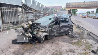 Под Воронежем иномарка влетела в забор дома: пострадали парень и девушка