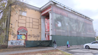 Чиновники продолжили спор с владельцем ДК Кирова из-за неухоженного фасада