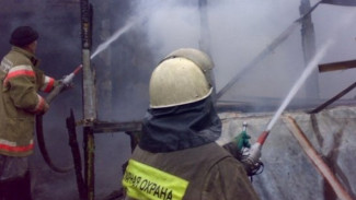 Воронежские пожарные потушили сгоревший дотла строящийся дом