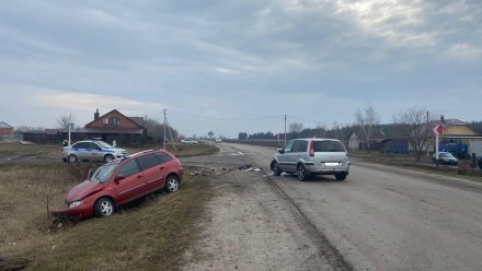Двое мужчин и женщина пострадали при столкновении «Лады» и Ford в Воронежский области