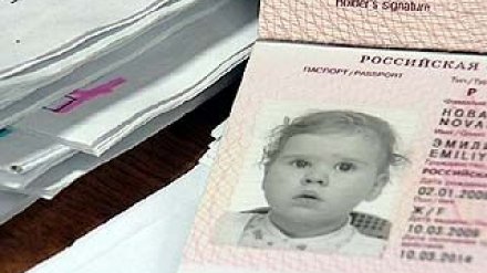 В загранпаспорта придется вклеивать фото детей по мере их взросления
