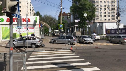 Два автомобиля вылетели на тротуар после массового ДТП на перекрёстке в Воронеже