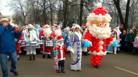 «Супер, только снега нет». Воронежцы поделились фото с парада Дедов Морозов