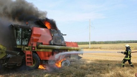 Комбайн сгорел посреди поля в Воронежской области: есть пострадавший