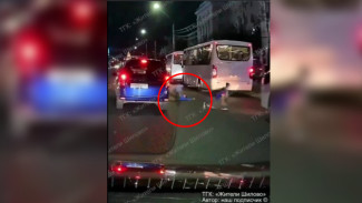 Подростки едва не попали под колёса авто у воронежской «Галереи Чижова»