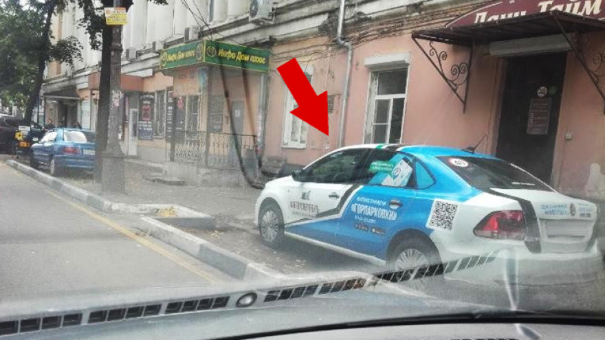 В Воронеже водитель машины фотоконтроля платных парковок попался на нарушении ПДД