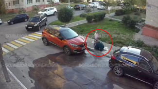 Асфальт провалился под ногами у женщины в воронежском ЖК