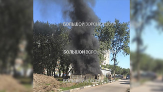 Строительный мусор вспыхнул на улице Рижской в Воронеже