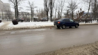 В Воронеже водитель «Лады» сбил двух девушек на зебре