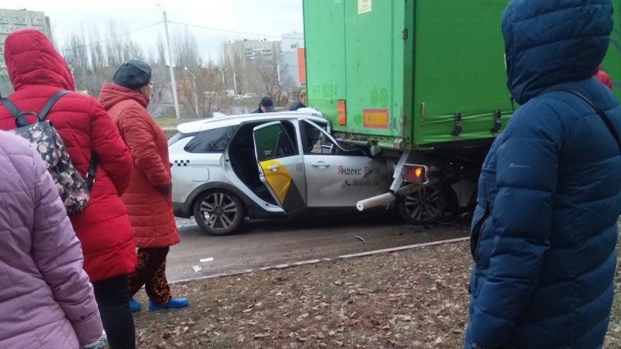 В Воронеже такси влетело под припаркованную фуру: погиб водитель