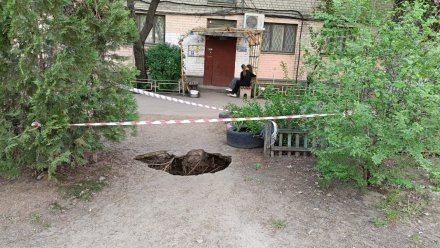 Образовавшуюся из-за обвала грунта яму засыплют на Ленинском проспекте в Воронеже