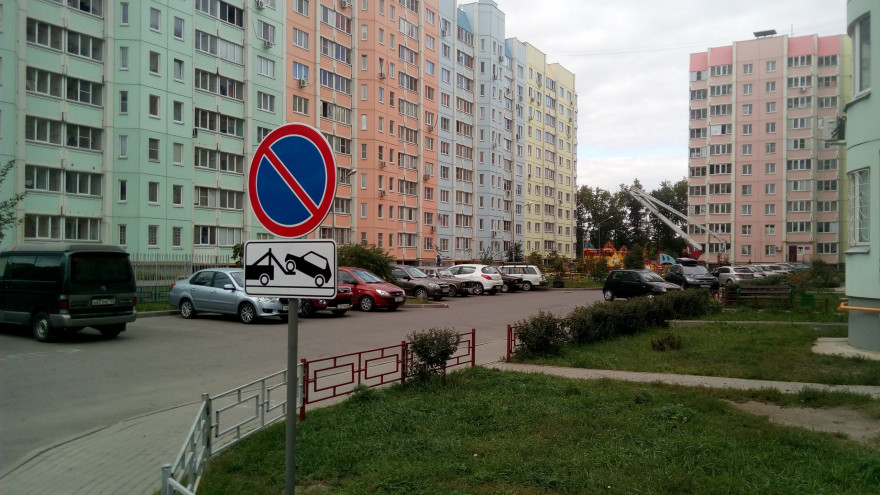 «Остались без бесплатной парковки». ДСК запретит стоянку во дворах воронежского ЖК