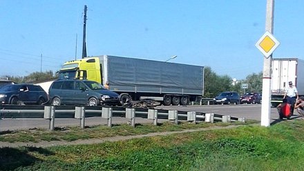Два ДТП спровоцировали пробку в 11 км на трассе М-4 «Дон» в Воронежской области