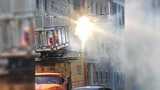 Зрелищный «фейерверк» на проводах в центре Воронежа сняли на видео 