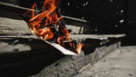 15 человек эвакуировали из пылающей многоэтажки в Воронеже