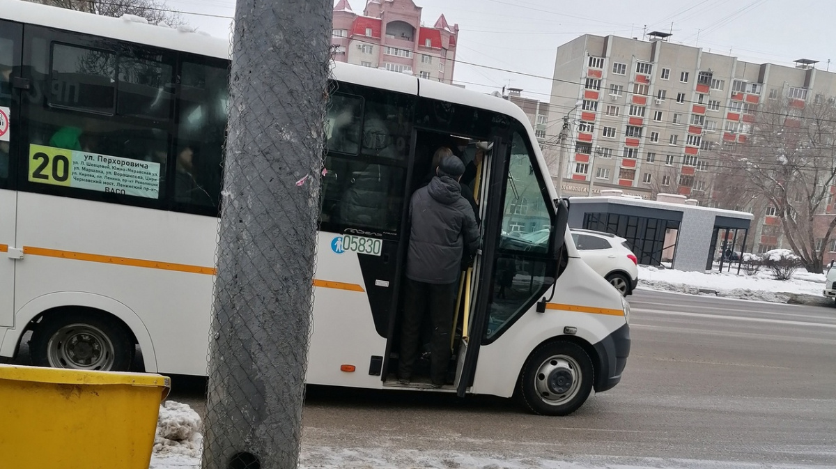 Воронежцы массово пожаловались на забитые до отказа маршрутки – Новости  Воронежа и Воронежской области – Вести Воронеж